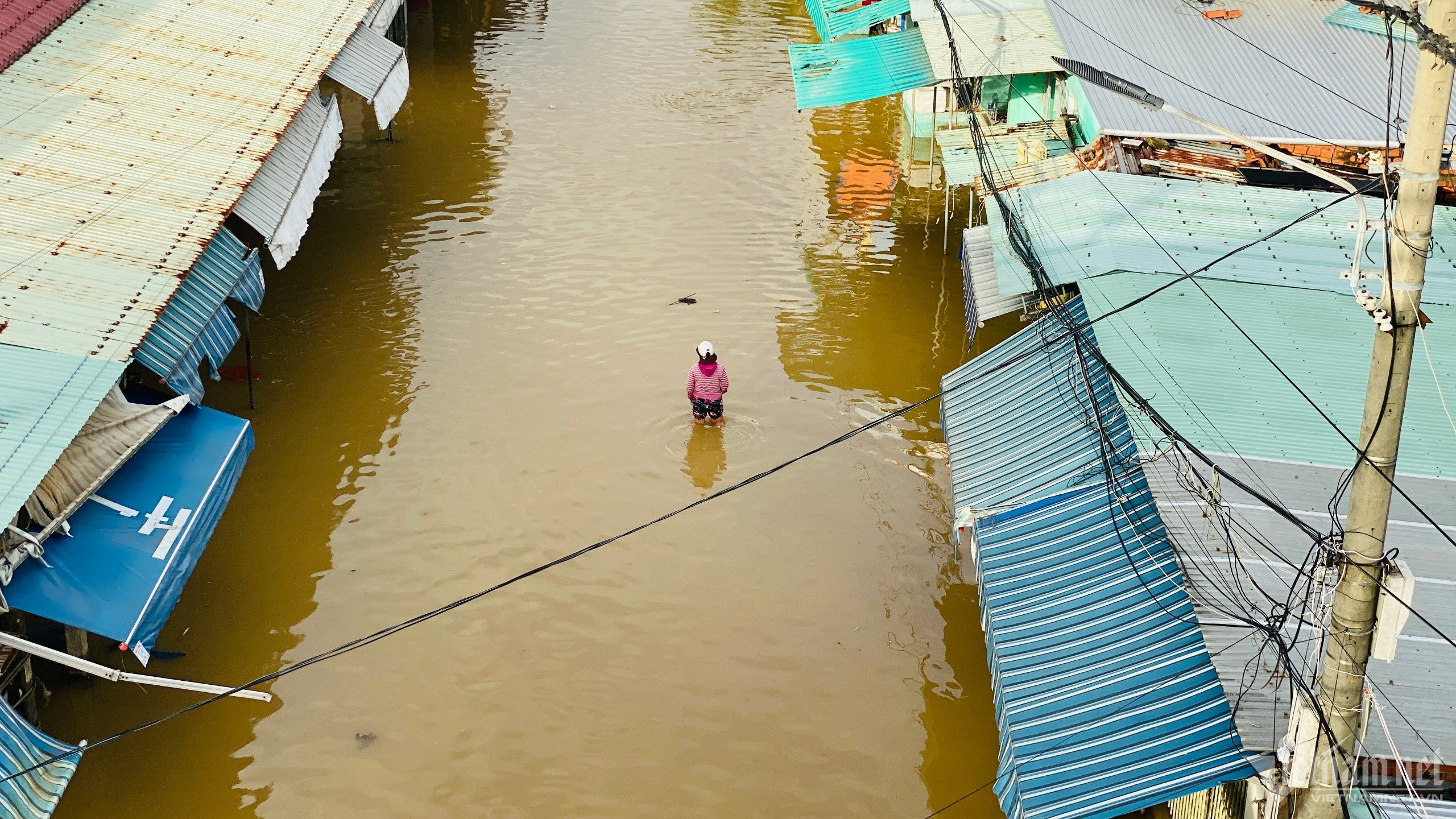Hội An xuất hiện lũ lớn nhất từ đầu năm, người dân dùng thuyền di chuyển-3
