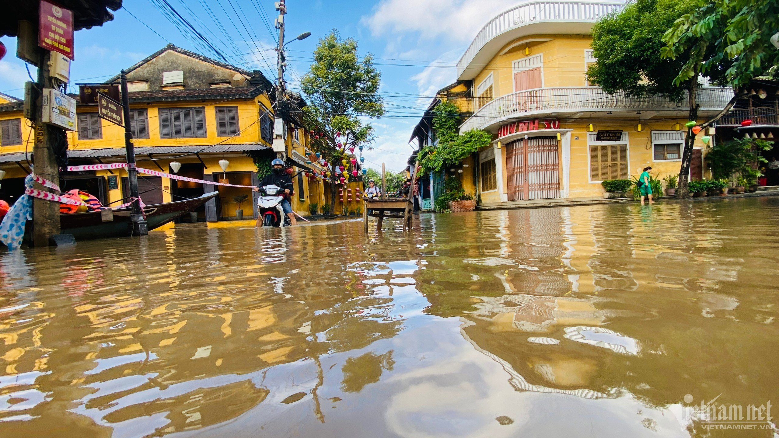 Hội An xuất hiện lũ lớn nhất từ đầu năm, người dân dùng thuyền di chuyển-4