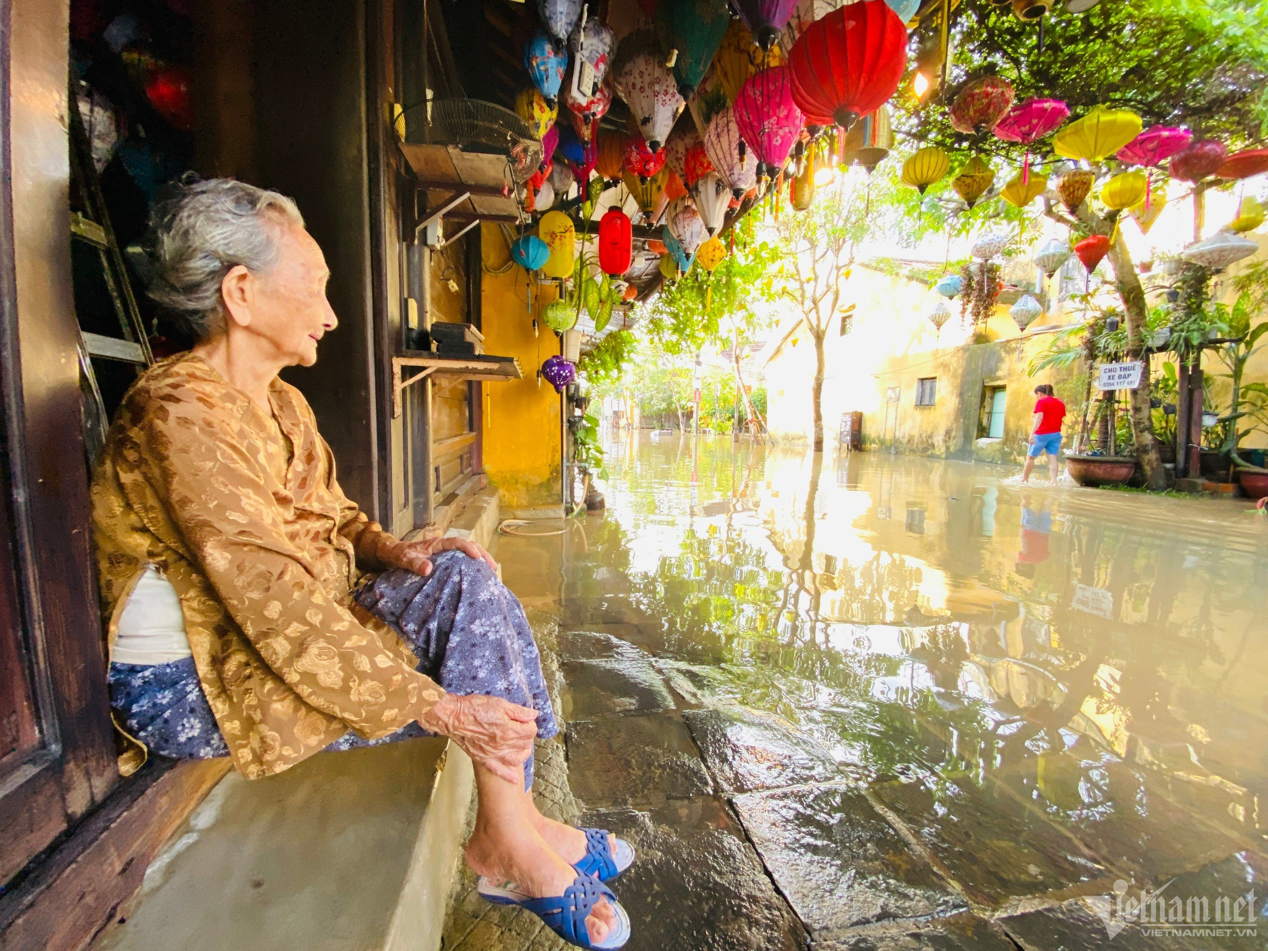 Hội An xuất hiện lũ lớn nhất từ đầu năm, người dân dùng thuyền di chuyển-2