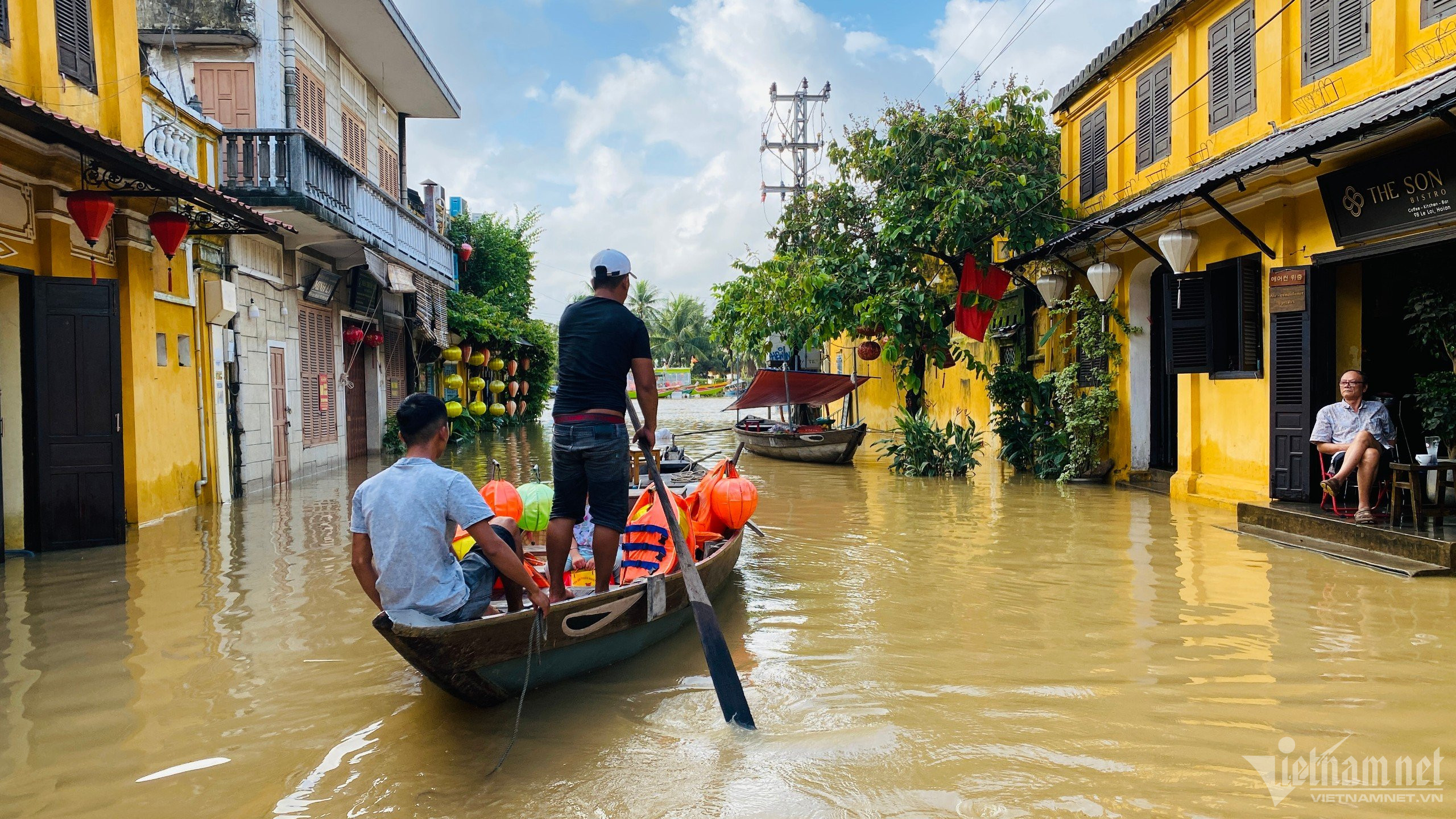 Hội An xuất hiện lũ lớn nhất từ đầu năm, người dân dùng thuyền di chuyển-6
