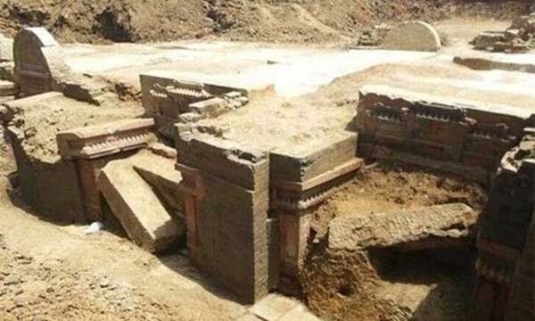 Đào trúng mộ cổ, người công nhân đột nhiên ngã quỵ sau khi nhìn vào tấm bia-1