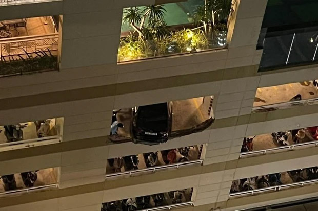 Đổ tường ở chung cư ở Thủ Đức, nữ tài xế cùng ô tô suýt rơi từ lầu 4-1