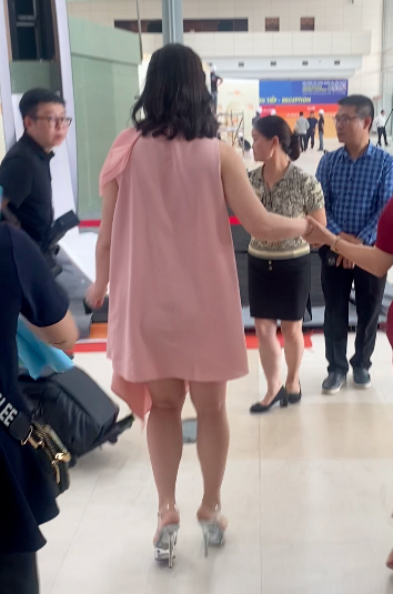 Nữ diễn viên Việt nổi tiếng gây tranh cãi vì đi giày hơn chục phân dù đang mang bầu 5 tháng-2