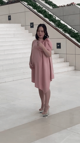 Nữ diễn viên Việt nổi tiếng gây tranh cãi vì đi giày hơn chục phân dù đang mang bầu 5 tháng-1