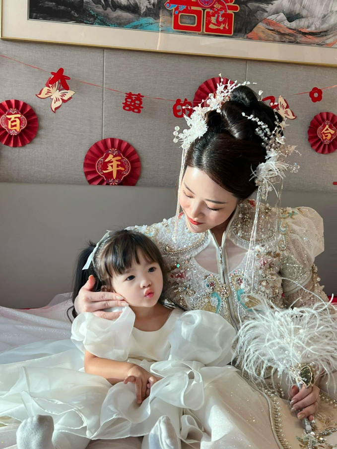 Chỉ 1 bức ảnh hiếm hoi xuất hiện chung, Đông Nhi để lộ mối quan hệ với bố mẹ chồng hào môn-4