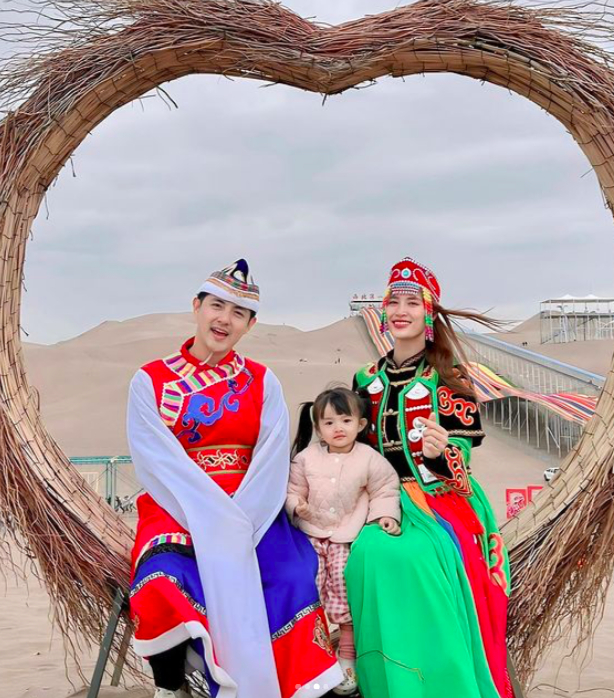 Chỉ 1 bức ảnh hiếm hoi xuất hiện chung, Đông Nhi để lộ mối quan hệ với bố mẹ chồng hào môn-2