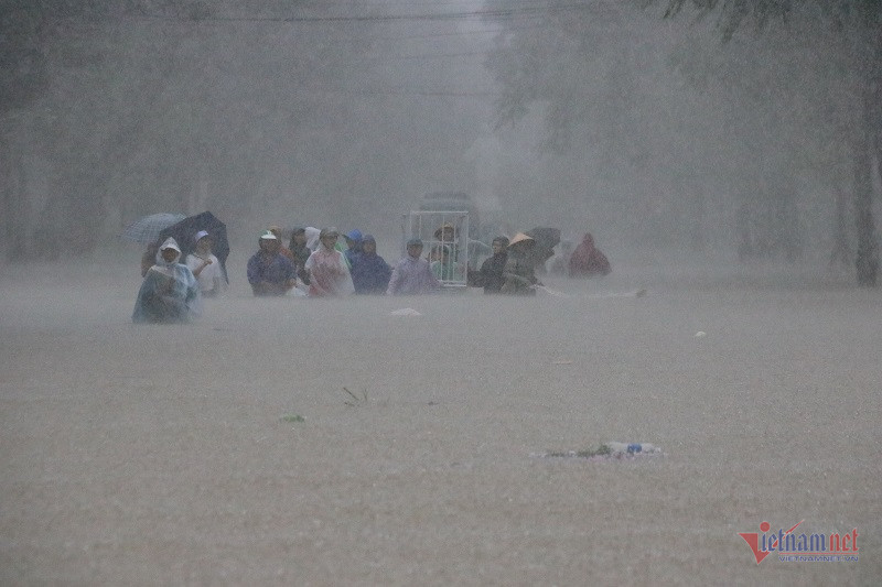 Nước lũ ngang ngực, người dân TP Huế ôm thùng xốp bơi về nhà-1