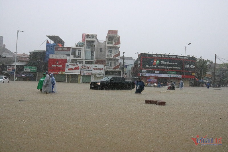 Nước lũ ngang ngực, người dân TP Huế ôm thùng xốp bơi về nhà-2