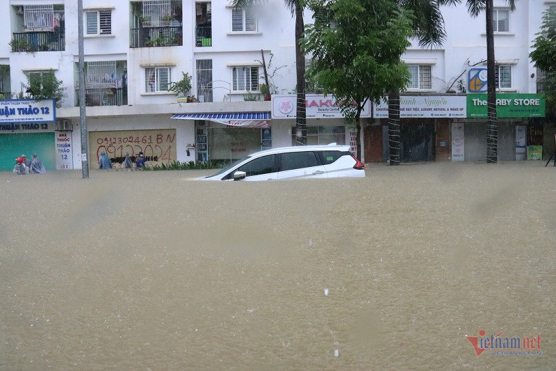 Nước lũ ngang ngực, người dân TP Huế ôm thùng xốp bơi về nhà-3