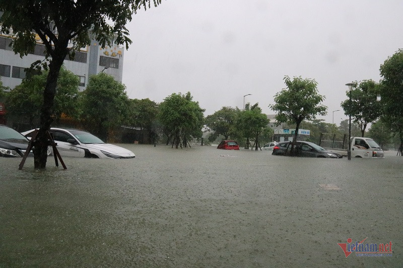 Nước lũ ngang ngực, người dân TP Huế ôm thùng xốp bơi về nhà-4