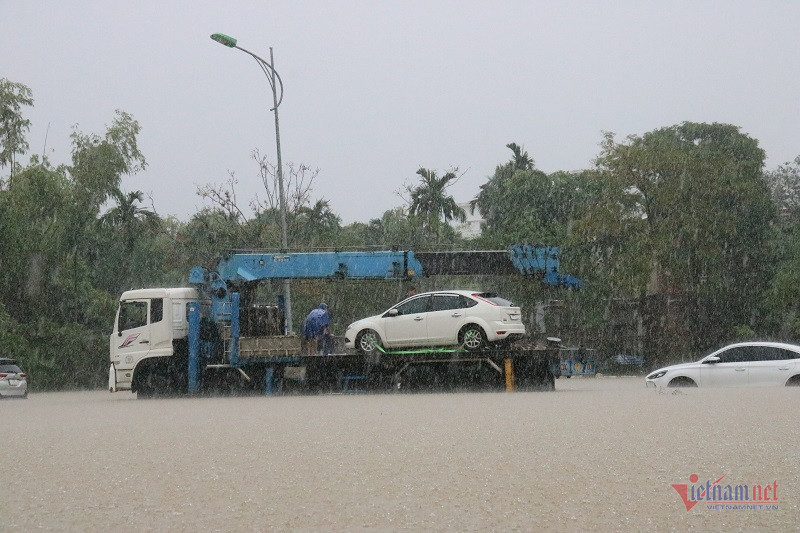 Nước lũ ngang ngực, người dân TP Huế ôm thùng xốp bơi về nhà-5