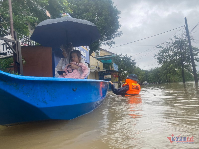 Nước lũ ngang ngực, người dân TP Huế ôm thùng xốp bơi về nhà-8