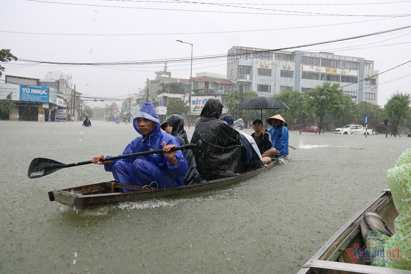 Nước lũ ngang ngực, người dân TP Huế ôm thùng xốp bơi về nhà-9
