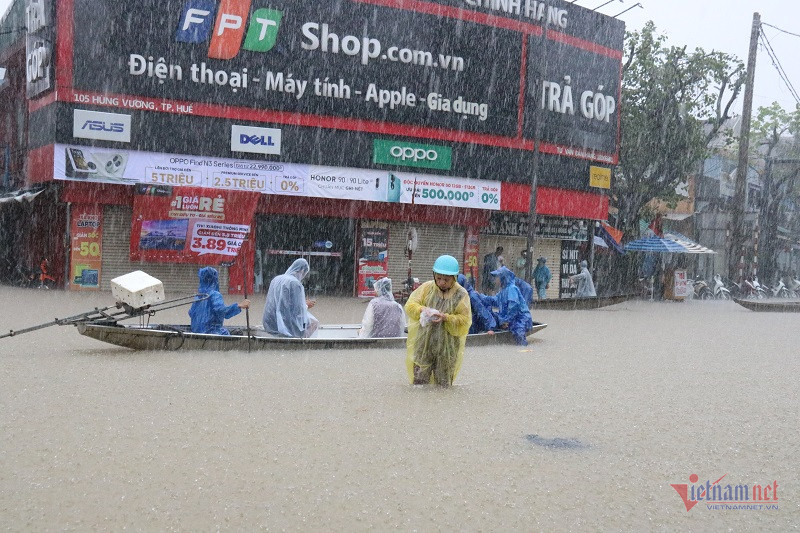 Nước lũ ngang ngực, người dân TP Huế ôm thùng xốp bơi về nhà-10