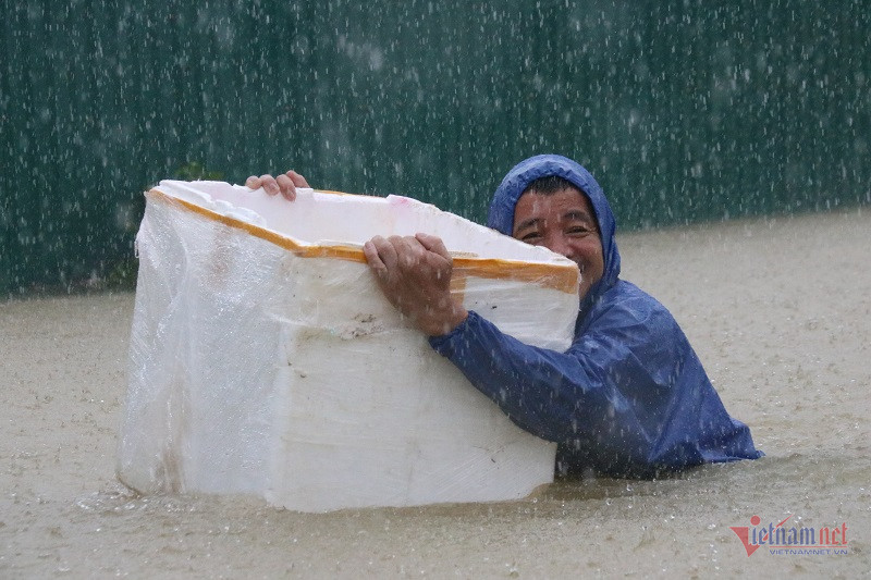 Nước lũ ngang ngực, người dân TP Huế ôm thùng xốp bơi về nhà-11