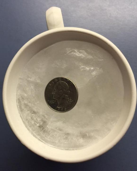 Để cốc nước đá có đồng xu vào tủ lạnh: Lợi ích tuyệt vời ít người biết-1