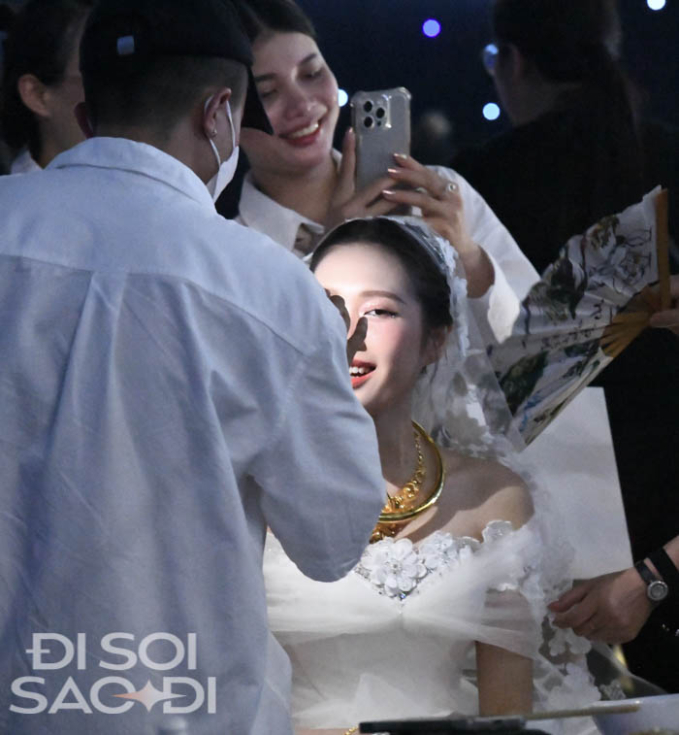 Vợ Đoàn Văn Hậu mách nhỏ cách uống nước cũng phải đẹp, thợ trang điểm luôn theo sát cô dâu-3