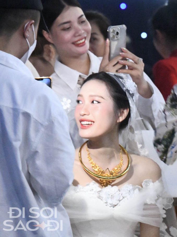 Vợ Đoàn Văn Hậu mách nhỏ cách uống nước cũng phải đẹp, thợ trang điểm luôn theo sát cô dâu-4