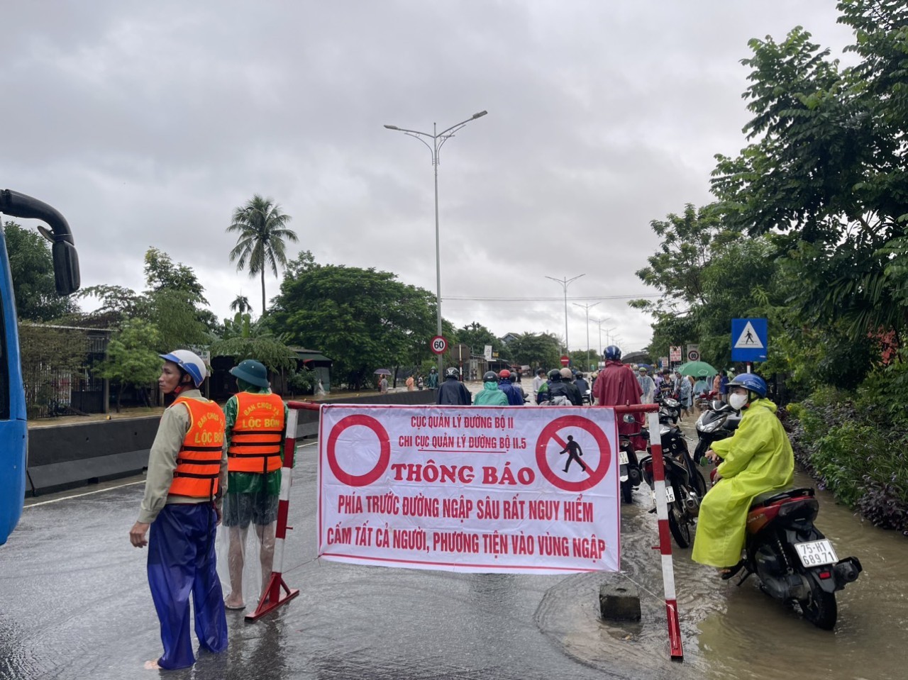 Mưa lũ khó lường, TT-Huế cho học sinh nghỉ học, dừng tất cả các hoạt động sự kiện-1