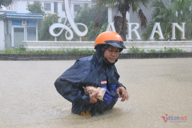 Đất lở vùi lấp người dân, nhiều cung đường sắt ở Huế bị phong tỏa do mưa lớn-1