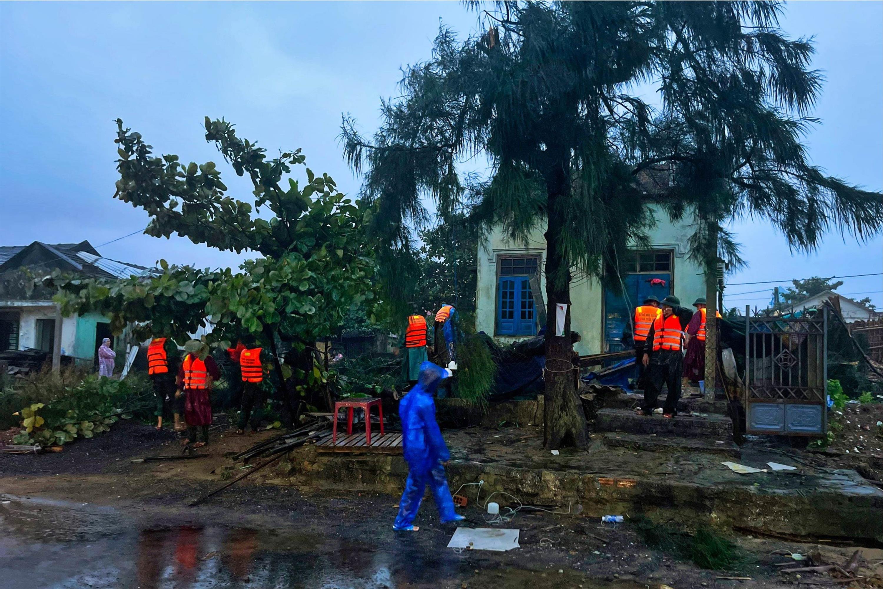 Đất lở vùi lấp người dân, nhiều cung đường sắt ở Huế bị phong tỏa do mưa lớn-2