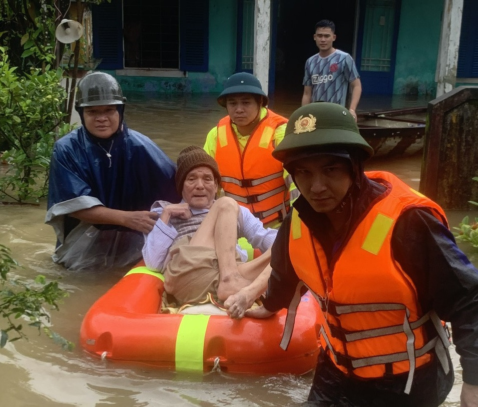 Đất lở vùi lấp người dân, nhiều cung đường sắt ở Huế bị phong tỏa do mưa lớn-3