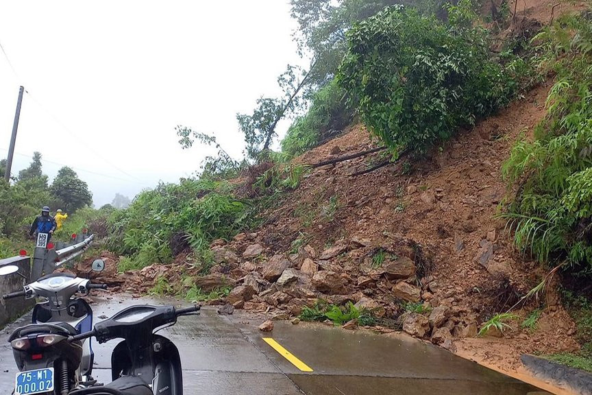 Đất lở vùi lấp người dân, nhiều cung đường sắt ở Huế bị phong tỏa do mưa lớn-4