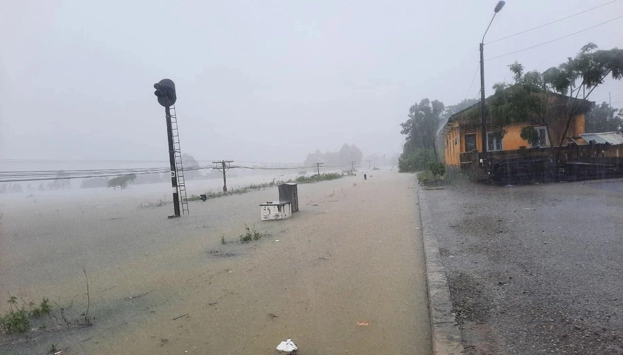 Đất lở vùi lấp người dân, nhiều cung đường sắt ở Huế bị phong tỏa do mưa lớn-6