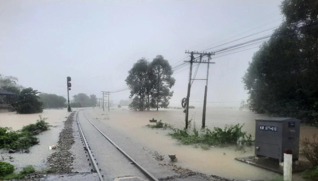 Đất lở vùi lấp người dân, nhiều cung đường sắt ở Huế bị phong tỏa do mưa lớn-7