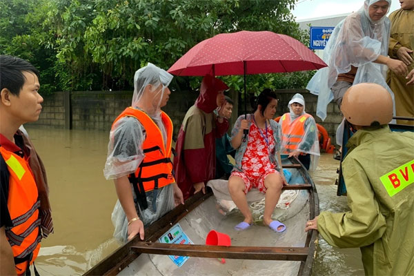 Công an Huế vượt lũ, dầm mưa đưa thai phụ đến bệnh viện sinh con-1