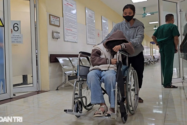 Xôn xao thông tin học sinh lớp 6 ngồi bàn giáo viên dạy học sinh lớp 1-2
