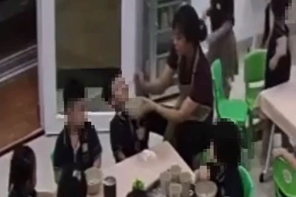 Cô giáo mầm non ép trẻ ăn gây bức xúc tại trường nổi tiếng Biên Hòa-1