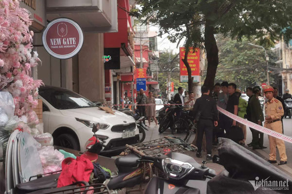 Nữ tài xế lùi ô tô trúng nam bảo vệ, lao vào cửa hàng vàng ở Hải Phòng-1