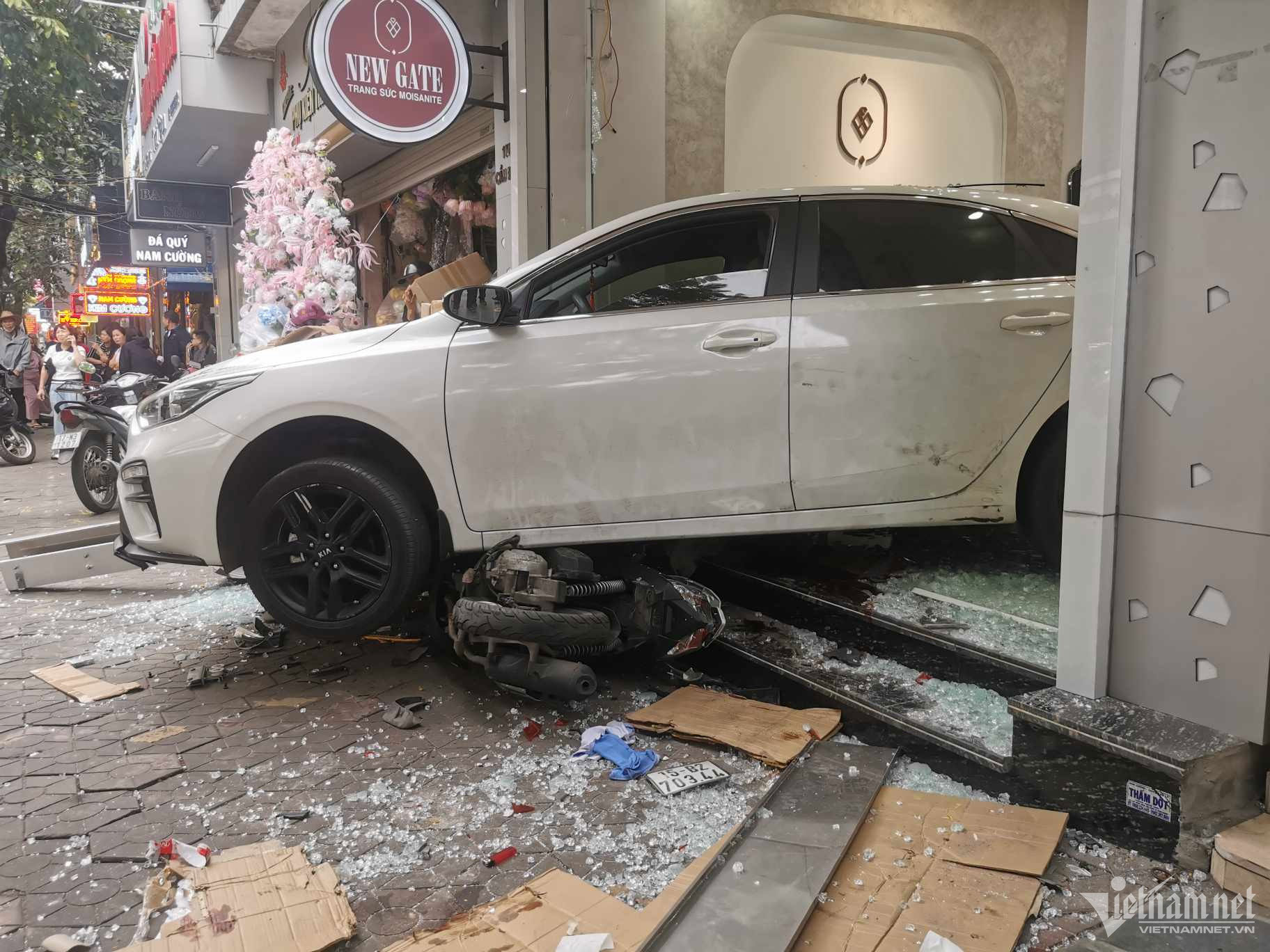 Nữ tài xế lùi ô tô trúng nam bảo vệ, lao vào cửa hàng vàng ở Hải Phòng-2