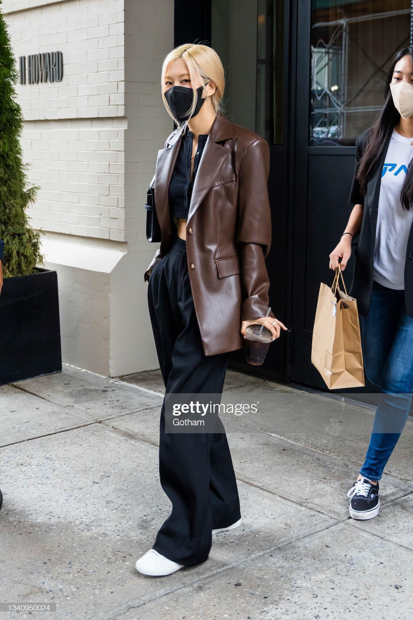 10 cách diện quần đen đơn giản mà sang trọng của Rosé-4