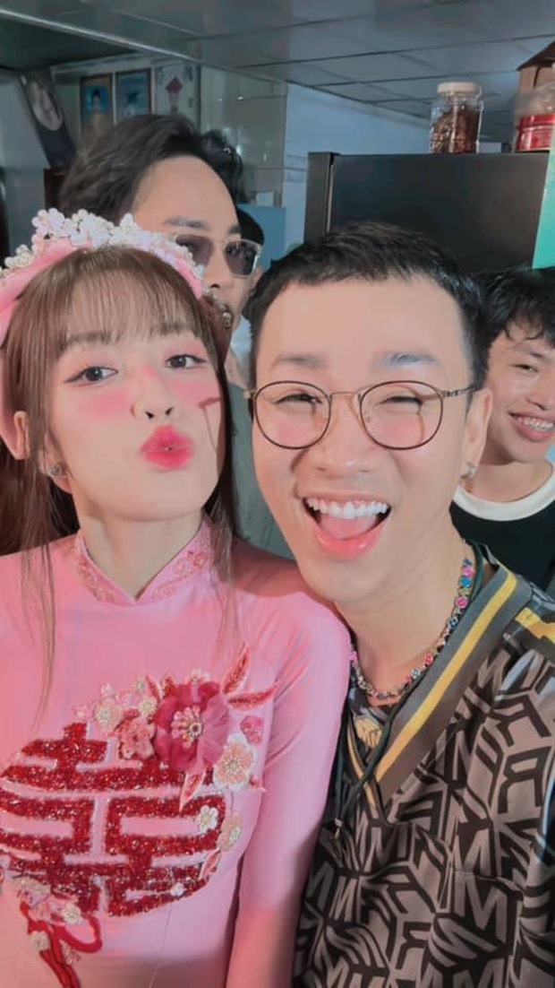 Puka diện áo dài xuất hiện tươi rói trong đám cưới ở Đồng Tháp, gây chú ý vì 1 món đồ chưa sao Vbiz nào dùng-10