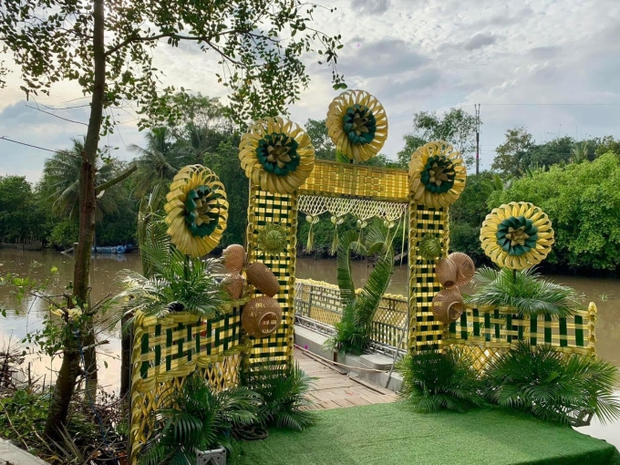 Puka diện áo dài xuất hiện tươi rói trong đám cưới ở Đồng Tháp, gây chú ý vì 1 món đồ chưa sao Vbiz nào dùng-4