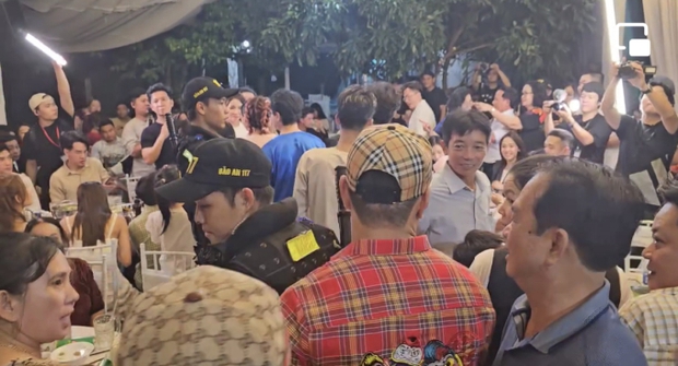 Puka diện áo dài xuất hiện tươi rói trong đám cưới ở Đồng Tháp, gây chú ý vì 1 món đồ chưa sao Vbiz nào dùng-2