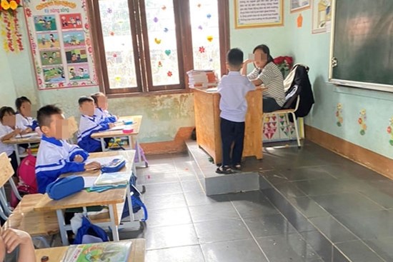 Xôn xao thông tin học sinh lớp 6 ngồi bàn giáo viên 