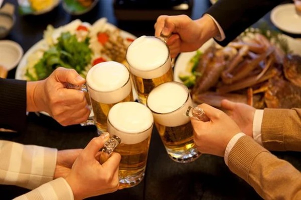 Người đàn ông 35 tuổi gan trắng xoá do uống một ly này mỗi ngày, nguy cơ ung thư tăng cao-1