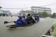 Chạy ghe giữa phố, người dân TP Huế kiếm tiền triệu ngày nước lụt