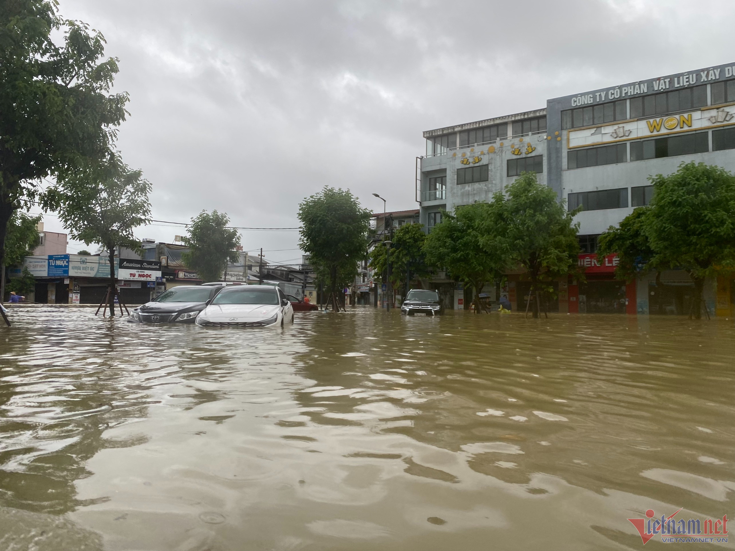 Chạy ghe giữa phố, người dân TP Huế kiếm tiền triệu ngày nước lụt-2