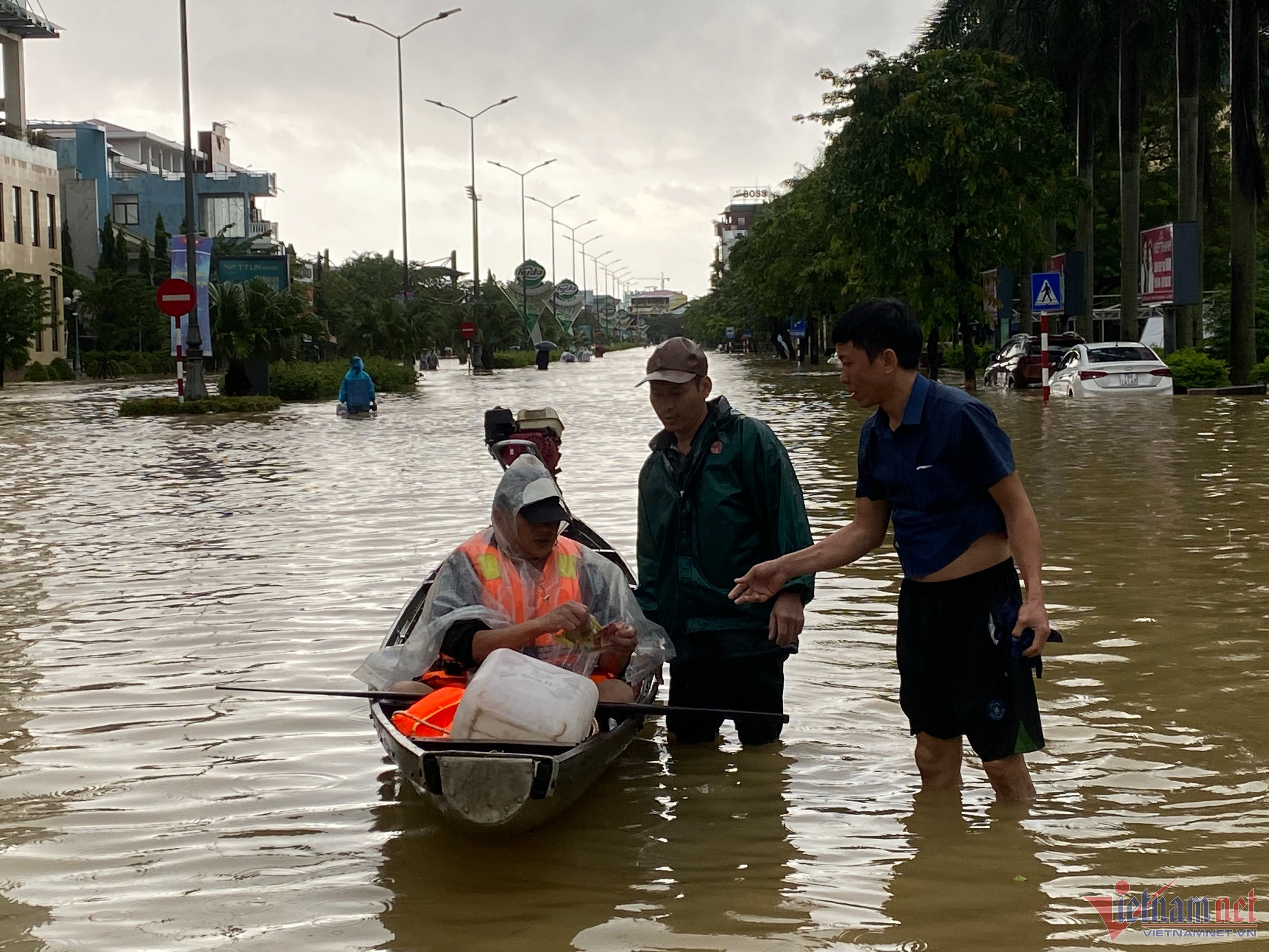 Chạy ghe giữa phố, người dân TP Huế kiếm tiền triệu ngày nước lụt-5