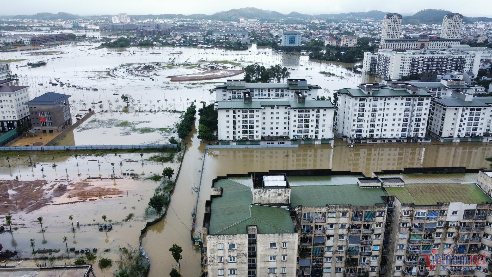 Chạy ghe giữa phố, người dân TP Huế kiếm tiền triệu ngày nước lụt-1