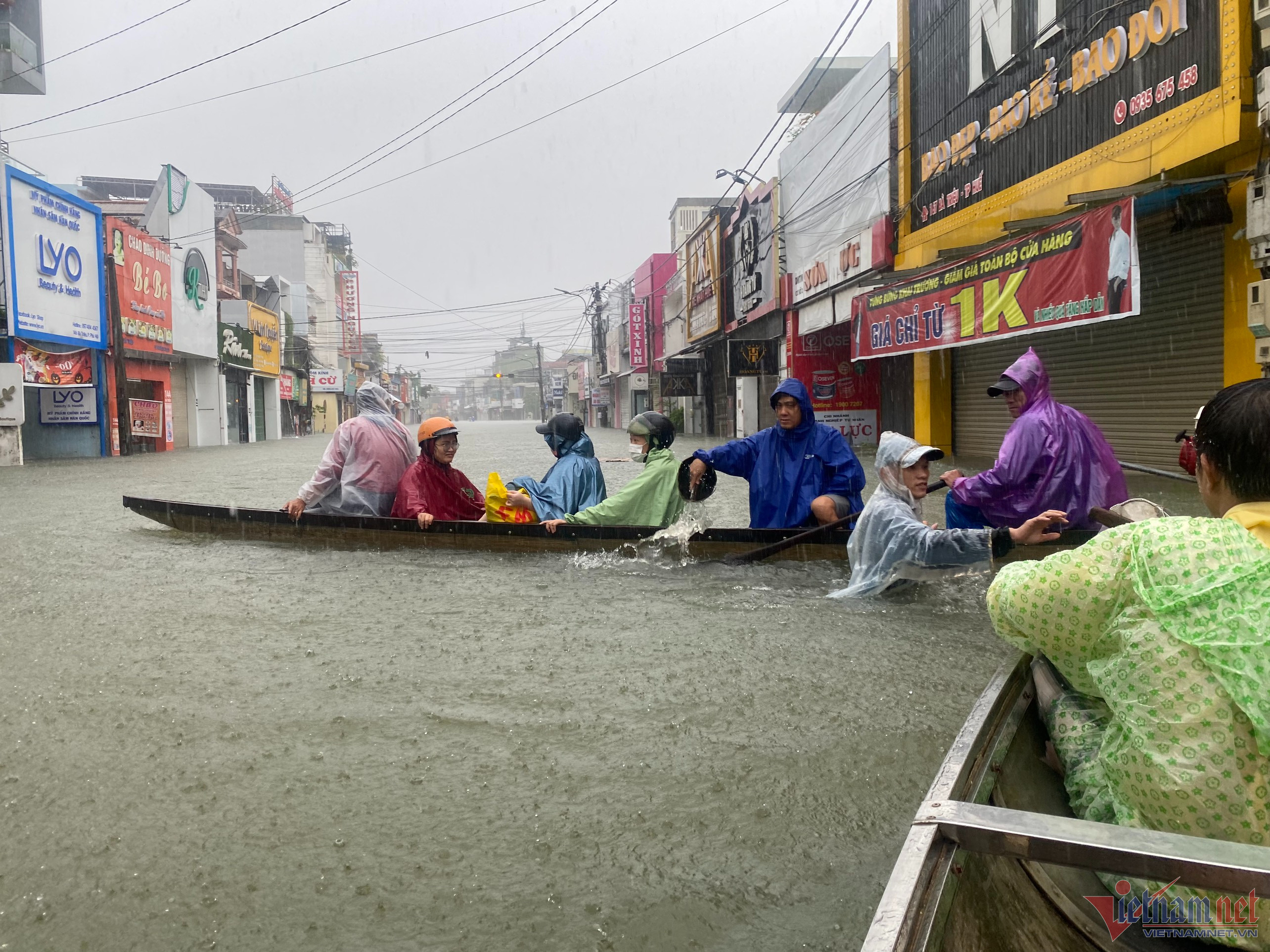Chạy ghe giữa phố, người dân TP Huế kiếm tiền triệu ngày nước lụt-3