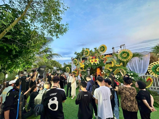 Đám cưới Puka - Gin Tuấn Kiệt ở Đồng Tháp: Hòa Minzy - BB Trần và dàn sao Vbiz đổ bộ sáng sớm, Dương Lâm lên đồ làm MC-13