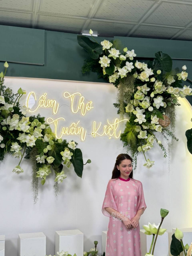 Đám cưới Puka - Gin Tuấn Kiệt ở Đồng Tháp: Hòa Minzy - BB Trần và dàn sao Vbiz đổ bộ sáng sớm, Dương Lâm lên đồ làm MC-3