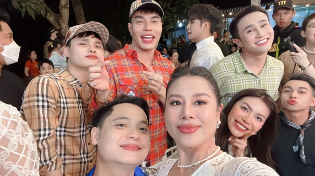 Đám cưới Puka - Gin Tuấn Kiệt ở Đồng Tháp: Hòa Minzy - BB Trần và dàn sao Vbiz đổ bộ sáng sớm, Dương Lâm lên đồ làm MC-11