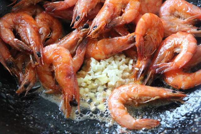 Cách đơn giản nhất làm món tôm thơm đậm đà, ngon miệng đến mức không còn cả vỏ-6
