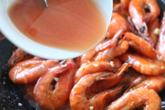 Cách đơn giản nhất làm món tôm thơm đậm đà, ngon miệng đến mức không còn cả vỏ-7